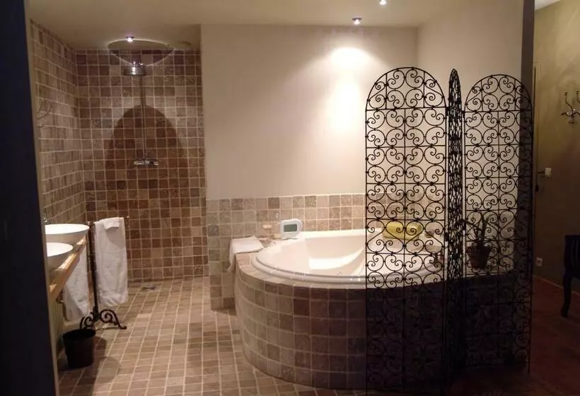 Comfort-huone, Charmehotel Manoir Ogygia