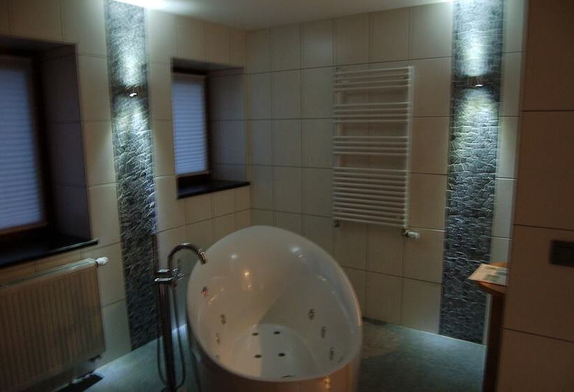 جناح مزود بجاكوزى, Hôtel/restaurant à La Ferme