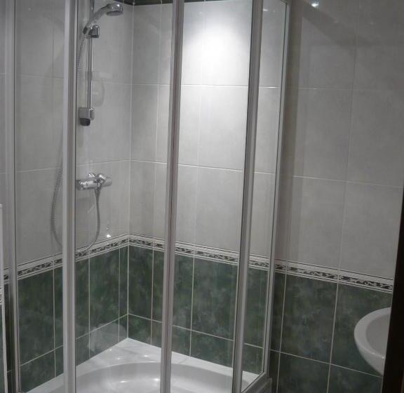 غرفة قياسية ثلاثية, Hôtel/restaurant à La Ferme