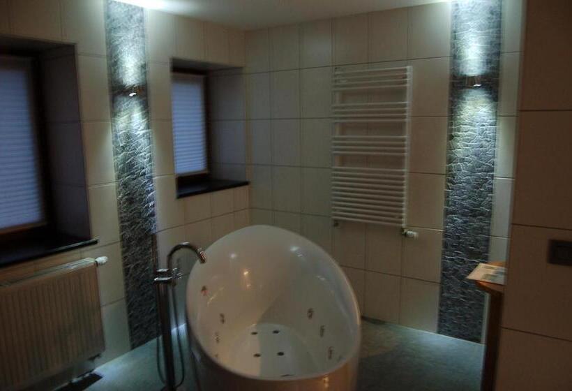 جناح مزود بجاكوزى, Hôtel/restaurant à La Ferme