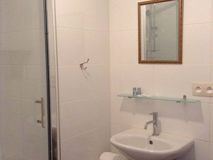 جناح جونيور, T Stadhuys Grote Markt