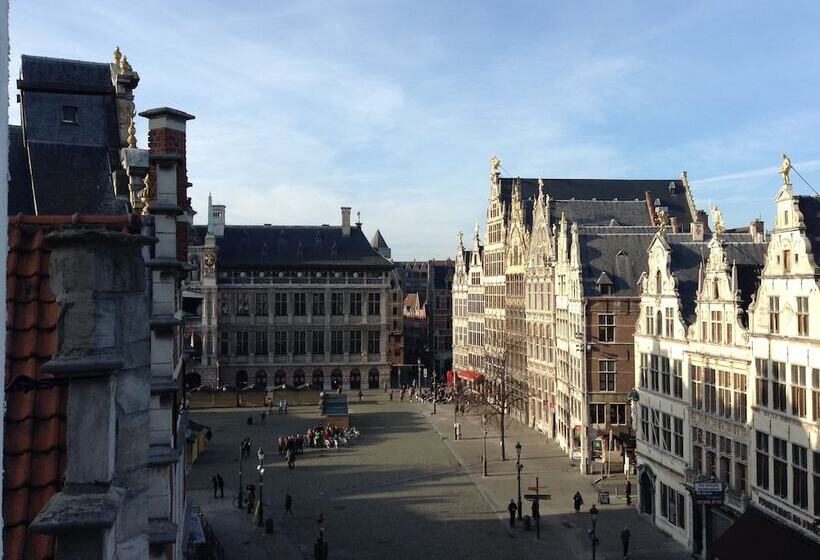 جناح جونيور, T Stadhuys Grote Markt