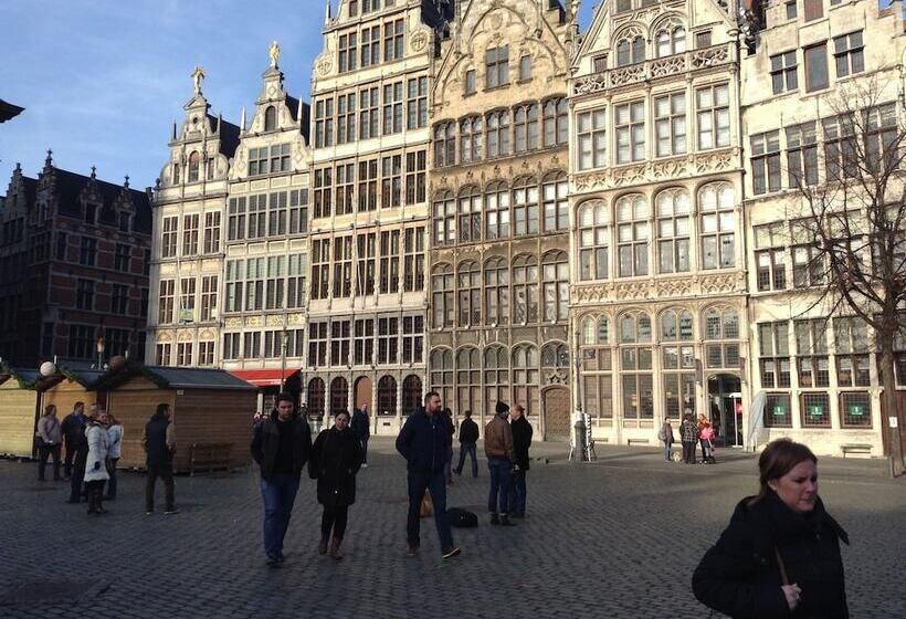 جناح جونيور, T Stadhuys Grote Markt
