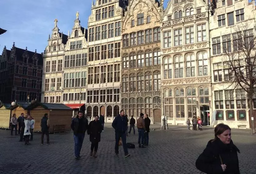 سوییت جونیور, T Stadhuys Grote Markt