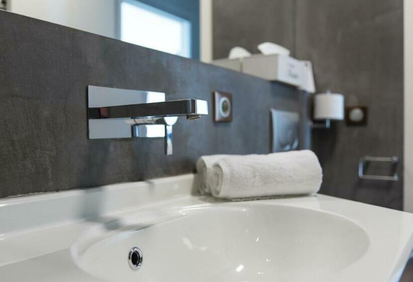 Номер Стандарт, Le Merceny Motel