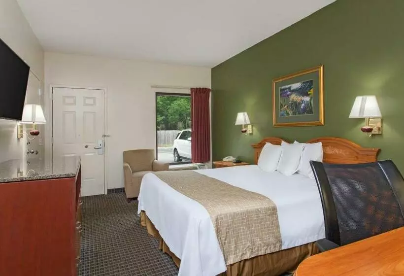 キングサイズベッドのスタンダードルーム, Quality Inn Port Wentworth Savannah North