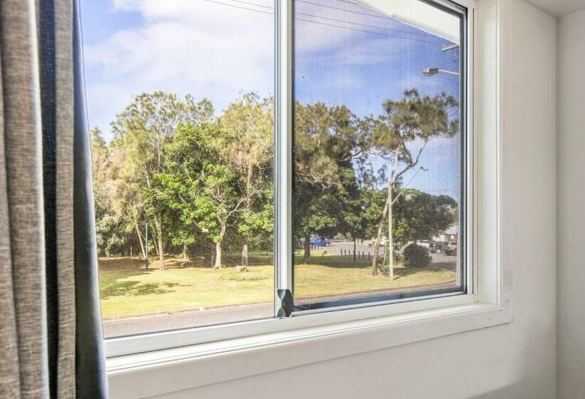 可看到停车场的标准间, Surf Beach Motel Coffs