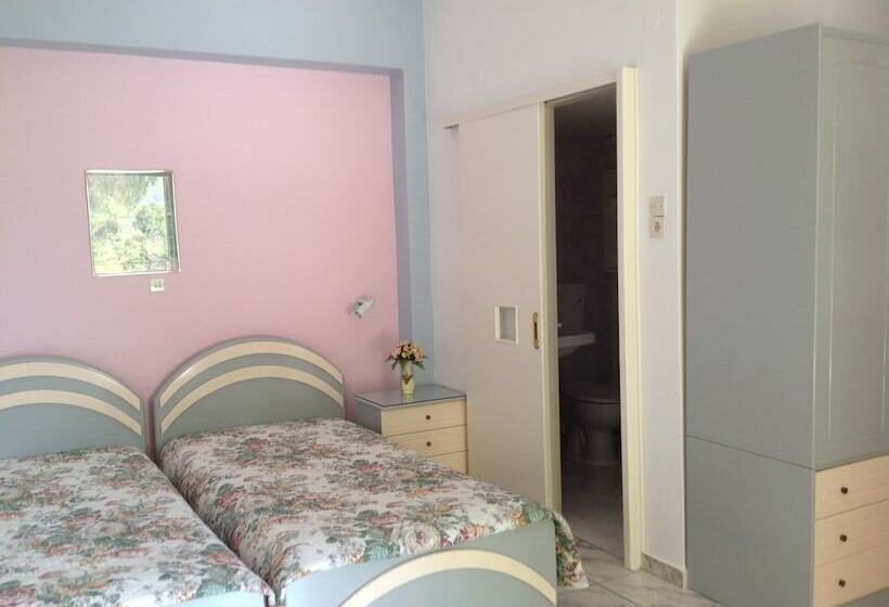 סטודיו עם נוף להרים, Travlos Studios