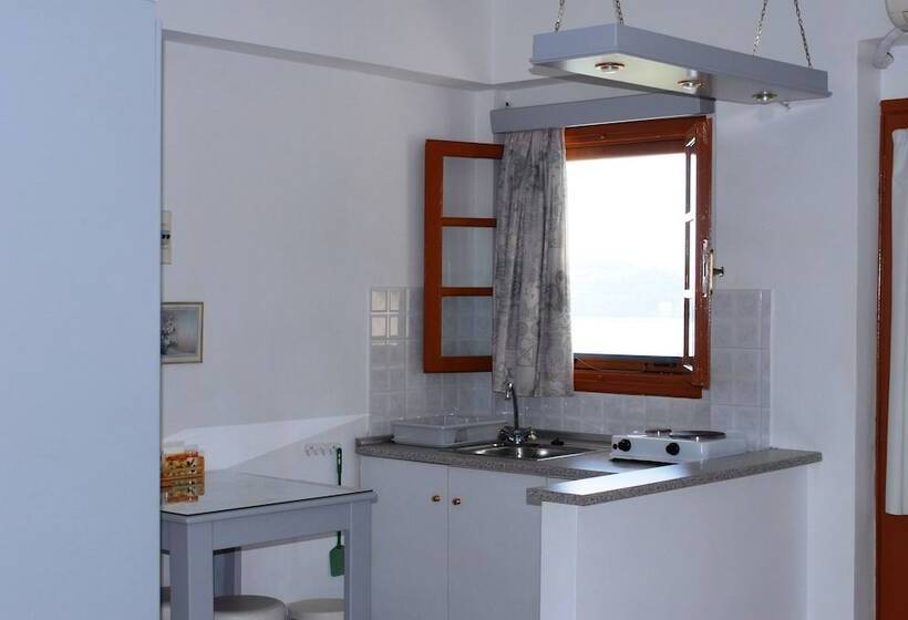 סטודיו עם נוף להרים, Travlos Studios