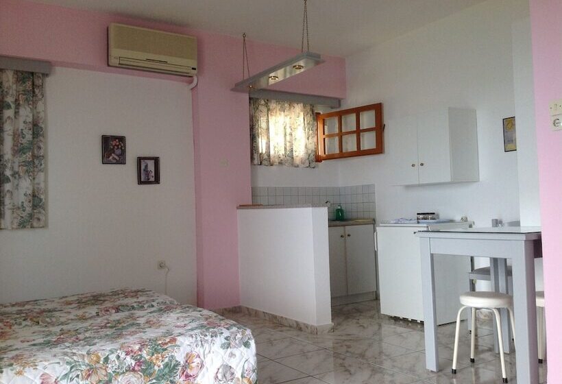 סטודיו סטנדרט עם נוף צדדי לים, Travlos Studios