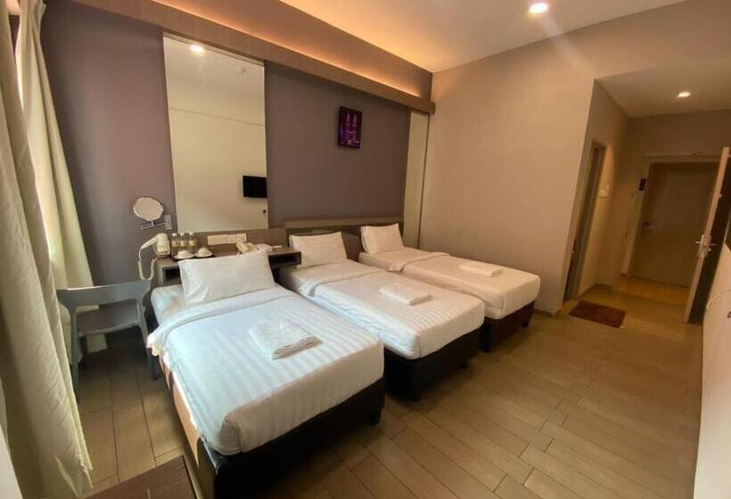 Трехместный Номер Deluxe, Golden View Nilai