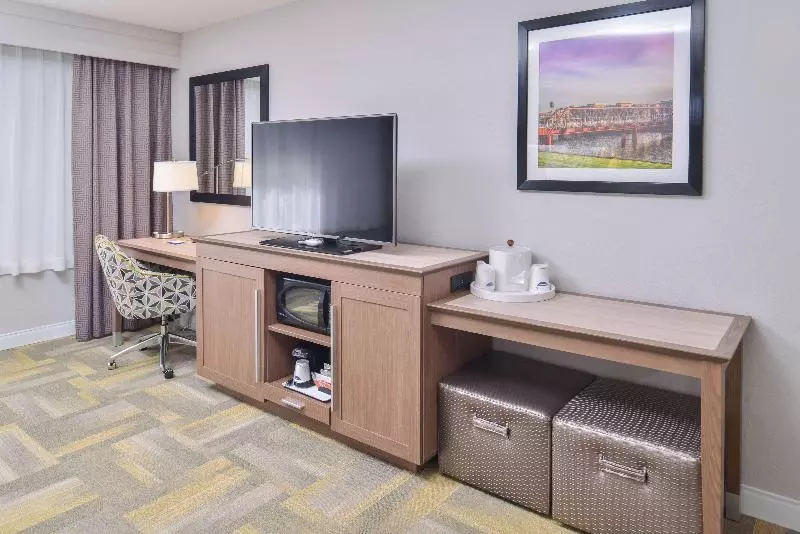 キングサイズベッドのスタンダードルーム, Hampton Inn & Suites Altoonades Moines
