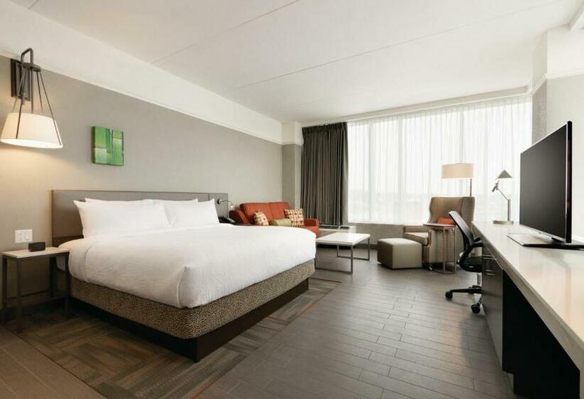 מיטת קינג בסוויטה, Hilton Garden Inn Calgary Downtown