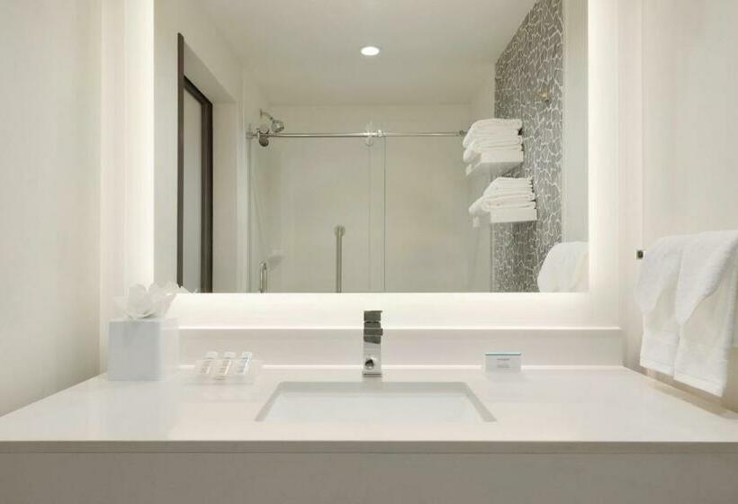 מיטת קינג בסוויטה, Hilton Garden Inn Calgary Downtown