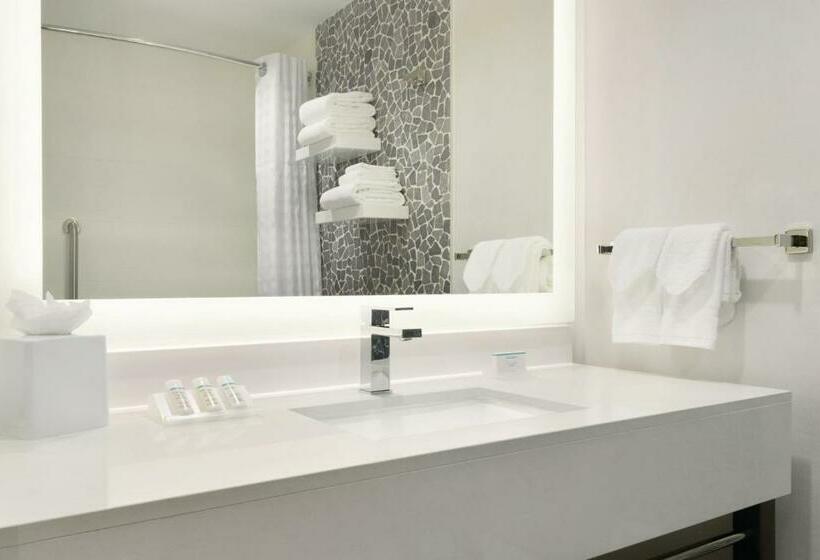 חדר סטנדרט עם מיטת קינג, Hilton Garden Inn Calgary Downtown