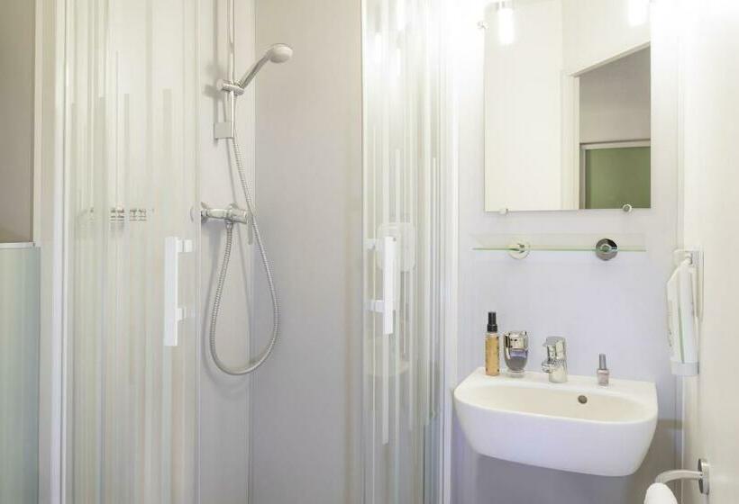 Pokój Standard Trzyosobowy, Ibis Budget Lyon Centre Confluence