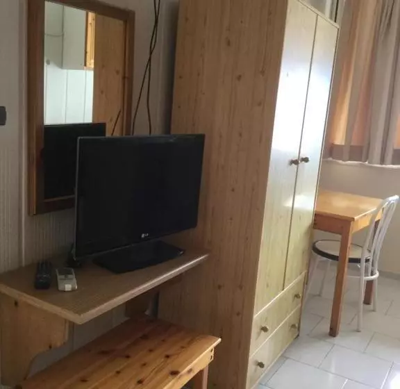 エコノミーワンルーム, Kallithea