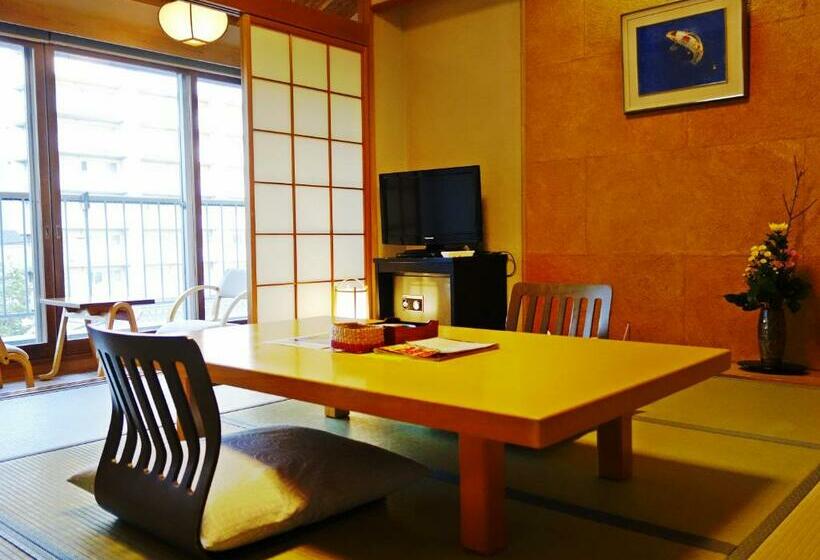 חדר סטנדרט לשלושה, Kansuitei Kozeniya