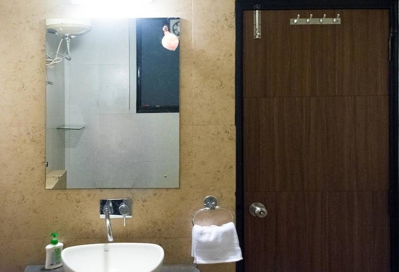 디럭스 룸, Mavens House Gurgaon Behind Google Building Nh 8