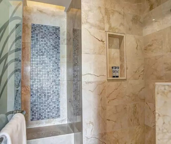 سوییت جونیور لوکس با چشمانداز دریا, Royalton Blue Waters Montego Bay, An Autograph Collection All Inclusive Resort