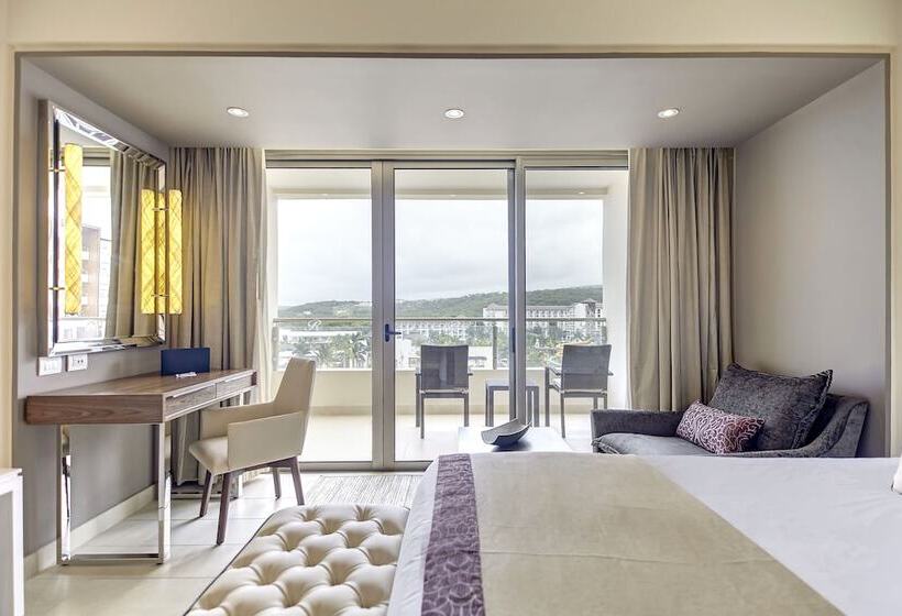 سوییت جونیور لوکس با چشم‌انداز دریا, Royalton Blue Waters Montego Bay, An Autograph Collection All Inclusive Resort