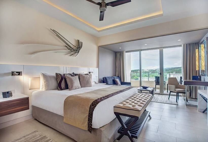 سوییت جونیور لوکس با چشم‌انداز دریا, Royalton Blue Waters Montego Bay, An Autograph Collection All Inclusive Resort