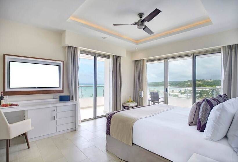 سوییت جونیور لوکس با چشم‌انداز دریا, Royalton Blue Waters Montego Bay, An Autograph Collection All Inclusive Resort