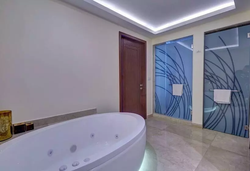 سوئیت دلوکس 2 خوابه, Royalton Blue Waters Montego Bay, An Autograph Collection All Inclusive Resort