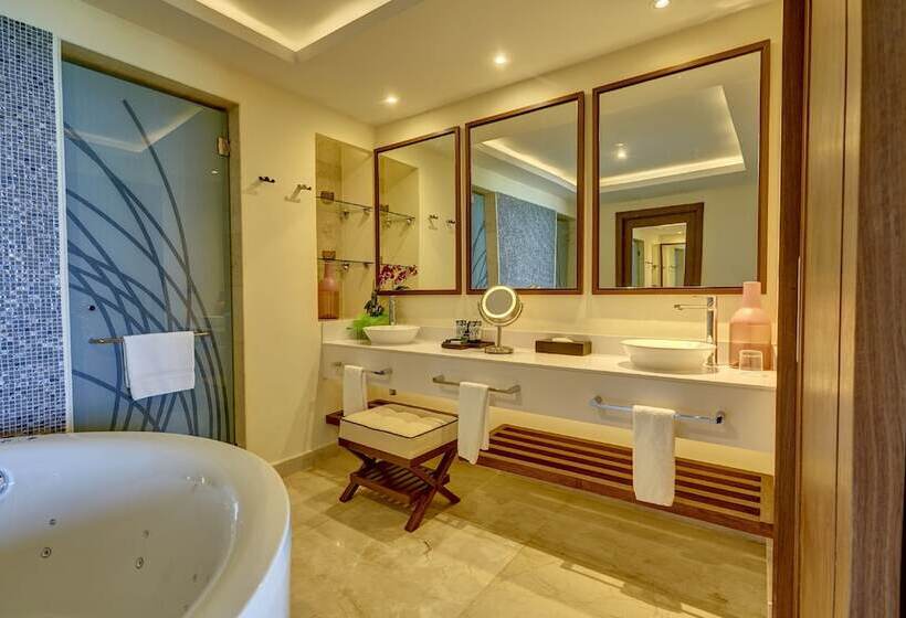 سوئیت دلوکس 2 خوابه, Royalton Blue Waters Montego Bay, An Autograph Collection All Inclusive Resort