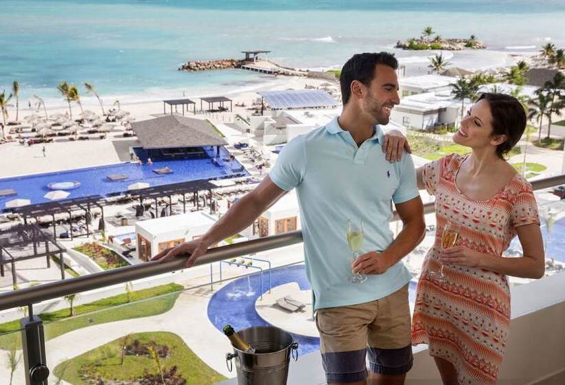 سوییت جونیور لوکس با چشم‌انداز دریا, Royalton Blue Waters Montego Bay, An Autograph Collection All Inclusive Resort