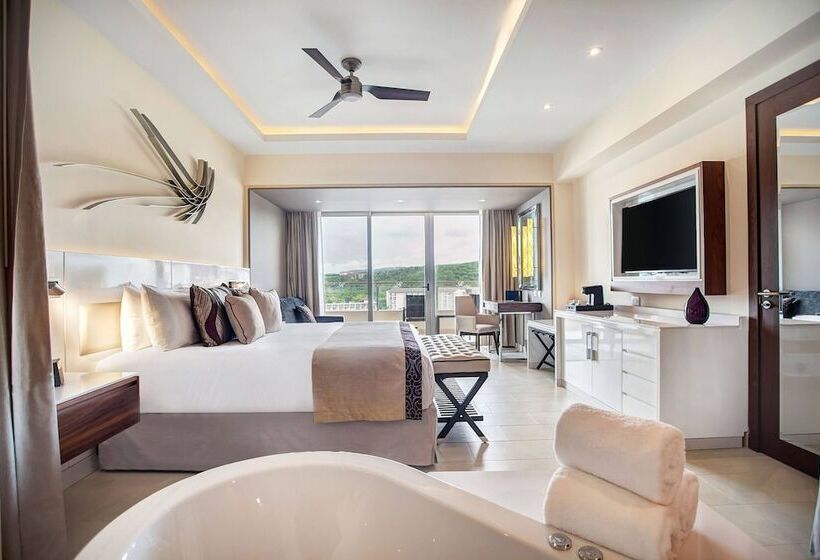 سوییت جونیور لوکس با چشم‌انداز دریا, Royalton Blue Waters Montego Bay, An Autograph Collection All Inclusive Resort