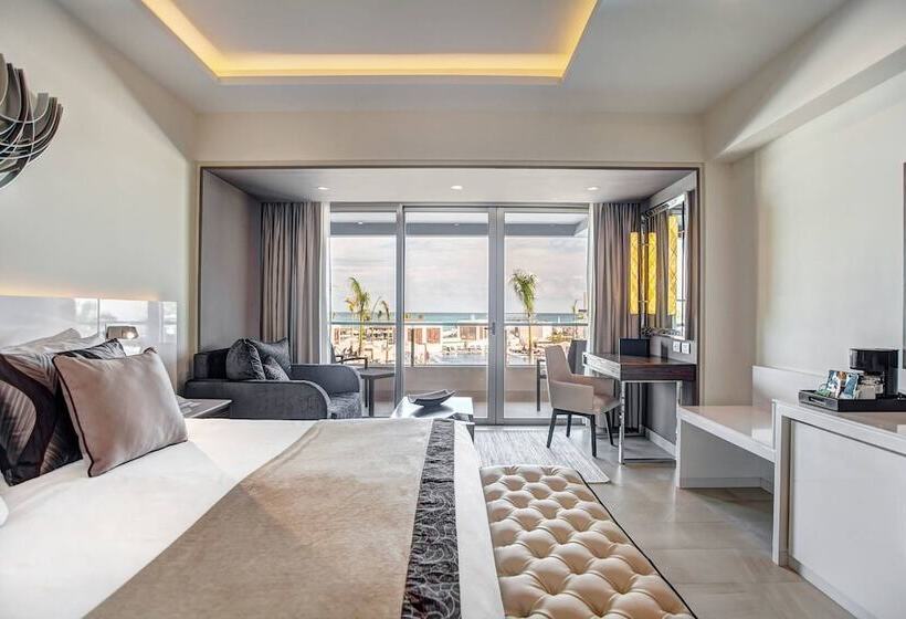 سوییت جونیور لوکس با چشم‌انداز دریا, Royalton Blue Waters Montego Bay, An Autograph Collection All Inclusive Resort