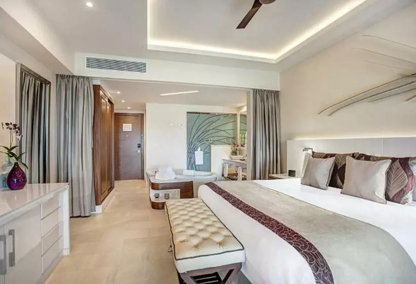 سوییت جونیور لوکس با چشمانداز دریا, Royalton Blue Waters Montego Bay, An Autograph Collection All Inclusive Resort