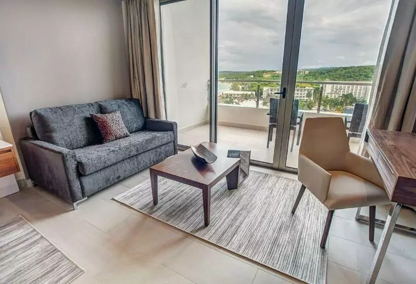 سوییت جونیور لوکس با چشمانداز دریا, Royalton Blue Waters Montego Bay, An Autograph Collection All Inclusive Resort