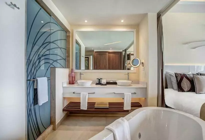 سوییت جونیور لوکس با چشمانداز دریا, Royalton Blue Waters Montego Bay, An Autograph Collection All Inclusive Resort