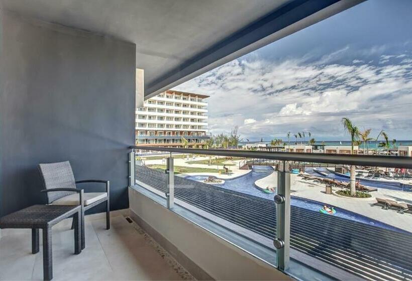 سوییت جونیور لوکس با چشم‌انداز دریا, Royalton Blue Waters Montego Bay, An Autograph Collection All Inclusive Resort