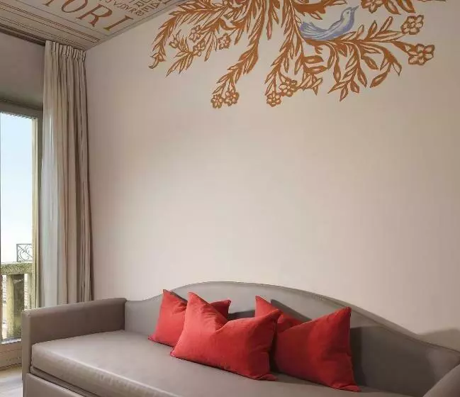 سوئیت با بالکن, Titano Suites