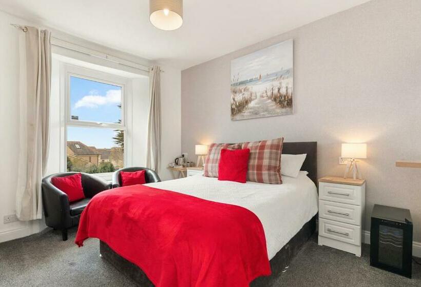 キングサイズベッドのスタンダードルーム, Coach Guest House