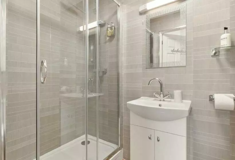 اتاق استاندارد با تخت بزرگ, Coach Guest House