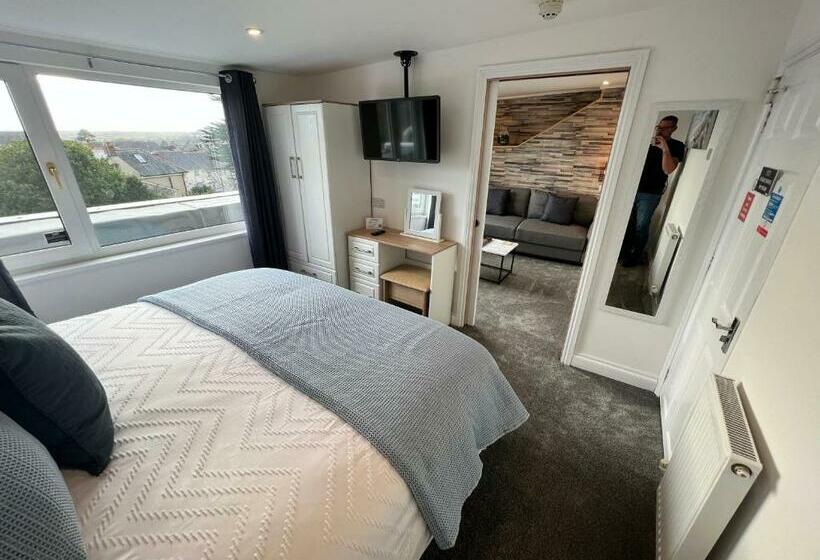 キングサイズベッドのデラックススイート, Coach Guest House