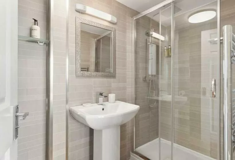 Deluxe Suite King Bed, Coach Guest House