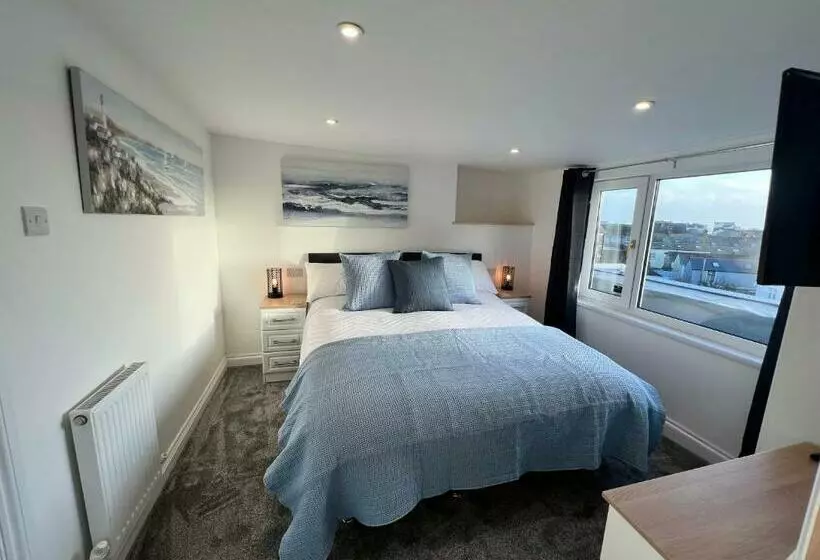 Deluxe Suite King Bed, Coach Guest House