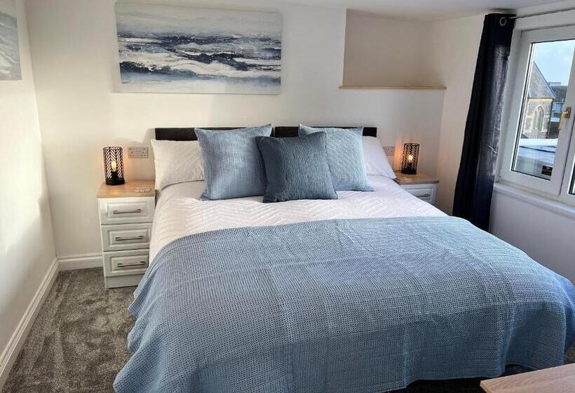 キングサイズベッドのデラックススイート, Coach Guest House