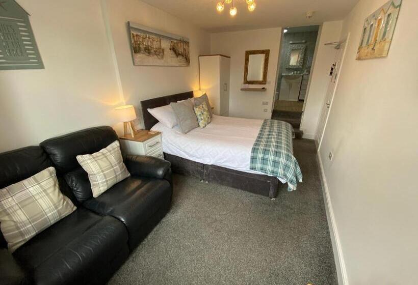 キングサイズベッドのスタンダードルーム, Coach Guest House