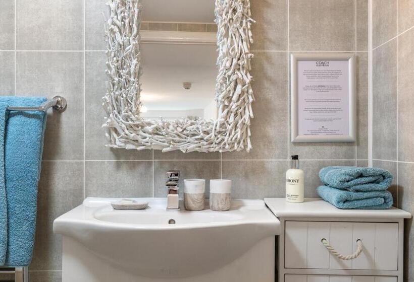 キングサイズベッドのスタンダードルーム, Coach Guest House