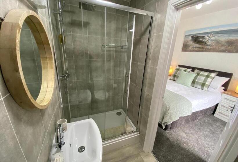 キングサイズベッドのデラックスルーム, Coach Guest House