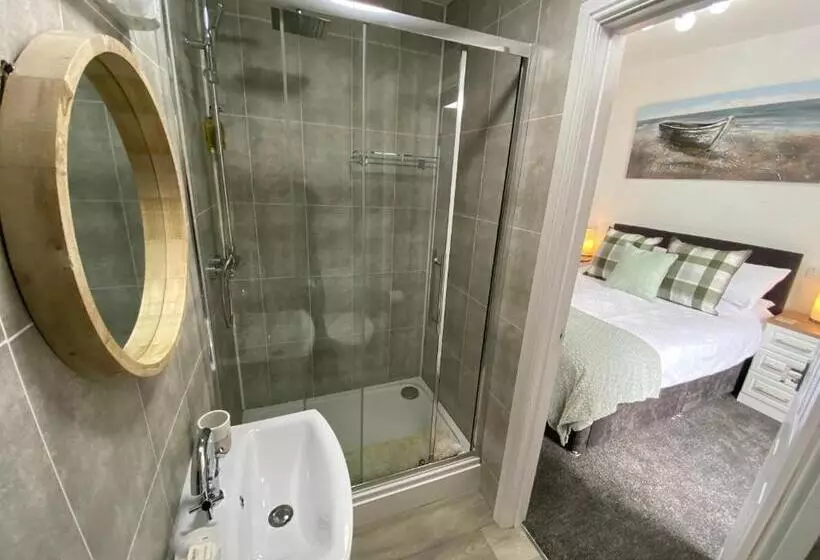 اتاق لوکس با تخت بزرگ, Coach Guest House