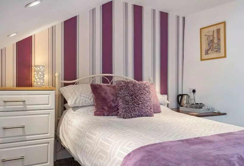 اتاق استاندارد سه نفره, Coach Guest House