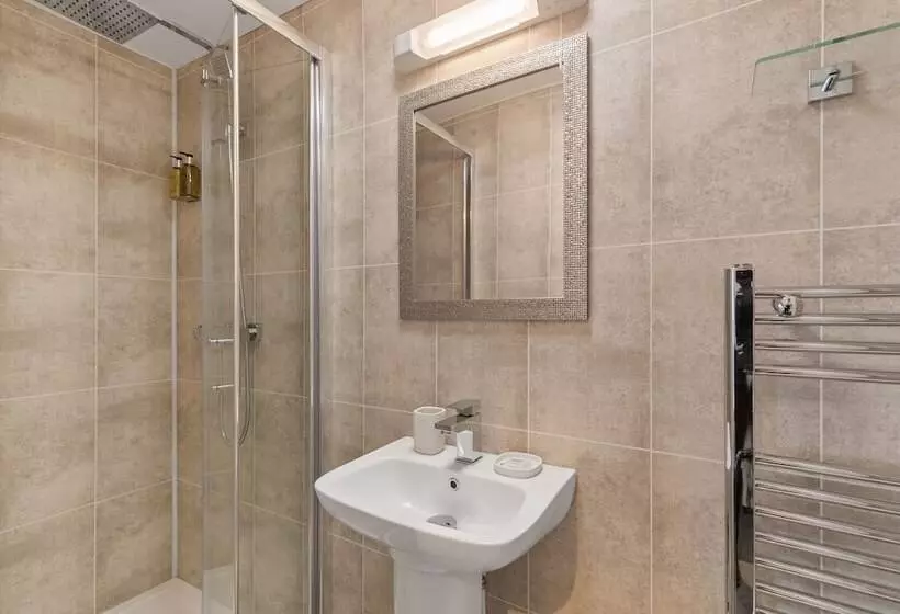 اتاق استاندارد سه نفره, Coach Guest House
