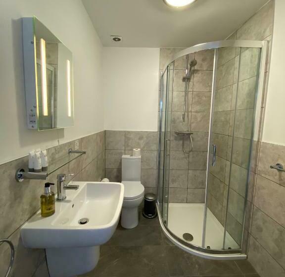 غرفة قياسية مطلّة علي البحر, The Lyncroft